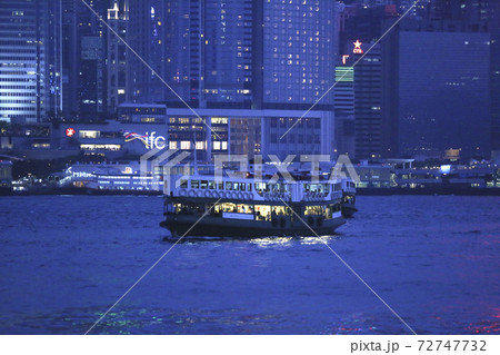 夜の香港ビクトリア湾を航行するスターフェリー 72747732
