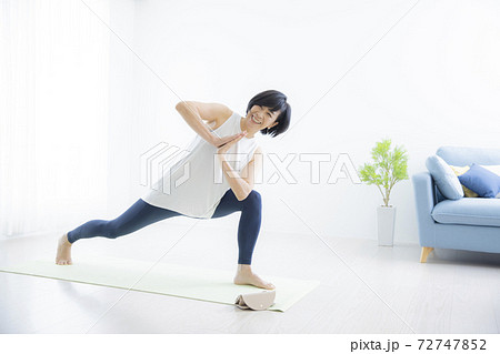 ヨガをする50代女性 ヨガをする50代女性 72747852