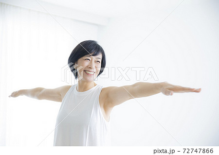 ヨガをする50代女性　 72747866
