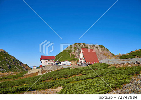 岐阜県高山市の乗鞍岳(畳平)の鶴ヶ池付近から西側のバスターミナルと恵比寿岳方面を見る 72747984