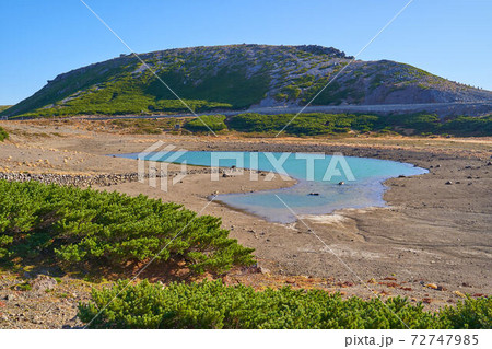 岐阜県高山市の乗鞍岳(畳平)の鶴ヶ池と大黒岳を見る 岐阜県高山市の乗鞍岳(畳平)の鶴ヶ池と大黒岳を見る 72747985