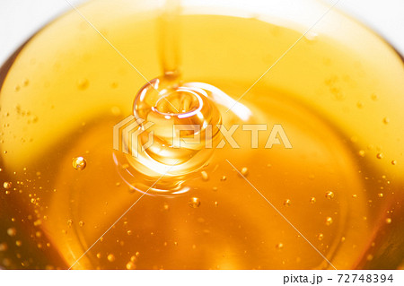ガラスボールに注がれるハチミツシロップ　写真素材 72748394