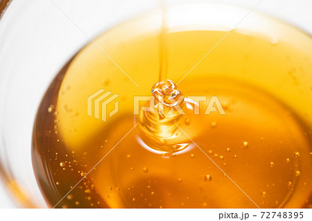ガラスボールに注がれるハチミツシロップ　写真素材 72748395