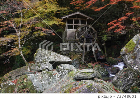 秋の半田岩の水車小屋 72748601