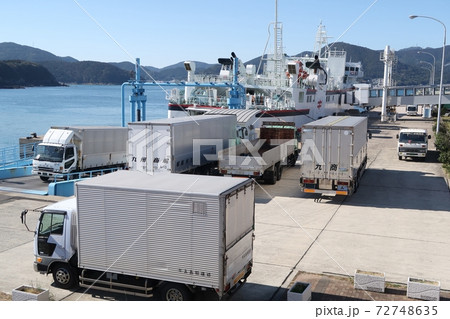 フェリーによる海上輸送 72748635