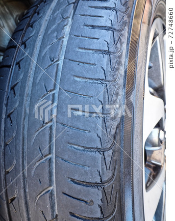 タイヤの摩耗 72748660