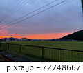 雲の終わりから差す夕焼け 72748667