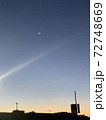 月と夕焼けに差す街の直光 72748669