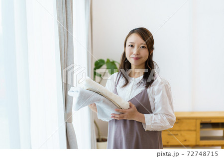 洗濯物を持つ女性 洗濯物を持つ女性 72748715