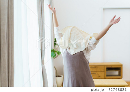 タオルを投げる女性　家事ストレスイメージ 72748821