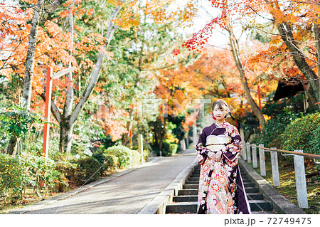 紅葉と着物(振袖)の女性 紅葉と着物(振袖)の女性 72749475