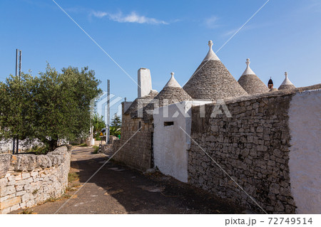 イタリア　ロコロトンドのトゥルッリ 72749514