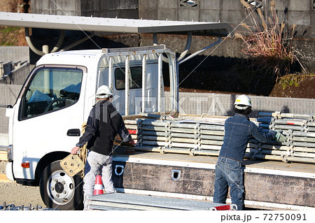 積み下ろし作業 72750091