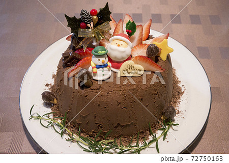 チョコレートの手作りクリスマスケーキ 72750163