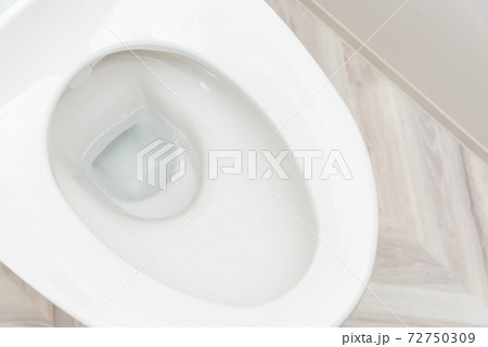 洋式トイレの水 72750309