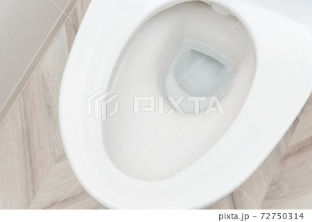 洋式トイレの水 72750314
