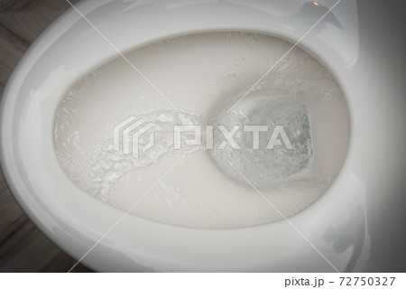 洋式トイレの水 72750327
