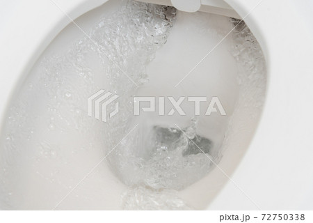洋式トイレの水 72750338