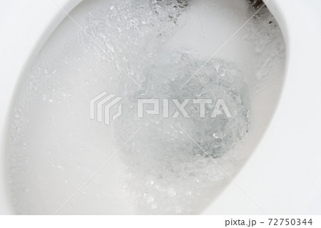 洋式トイレの水 洋式トイレの水 72750344