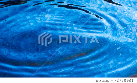水のテクスチャ 青 72750931