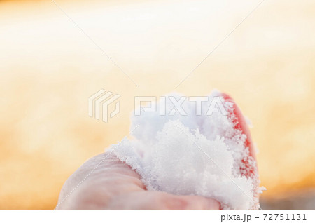 手のひらにのせたやわらかな雪 手のひらにのせたやわらかな雪 72751131