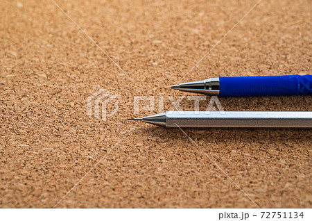 ボールペンとシャープペンシル　筆記用具 72751134