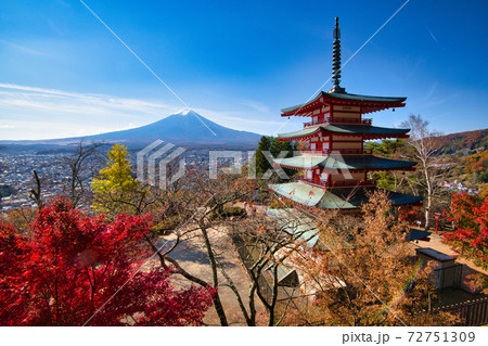 絶景 秋の新倉富士浅間神社と富士山 絶景 秋の新倉富士浅間神社と富士山 72751309