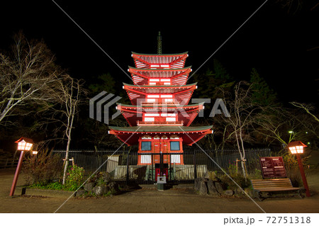 絶景 秋の新倉富士浅間神社と富士山 絶景 秋の新倉富士浅間神社と富士山 72751318