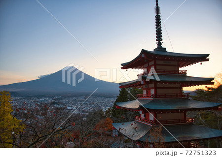絶景 秋の新倉富士浅間神社と富士山 絶景 秋の新倉富士浅間神社と富士山 72751323