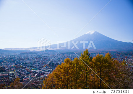 絶景 秋の新倉富士浅間神社と富士山 絶景 秋の新倉富士浅間神社と富士山 72751335