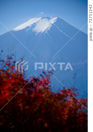 絶景　秋の新倉富士浅間神社と富士山 72751342