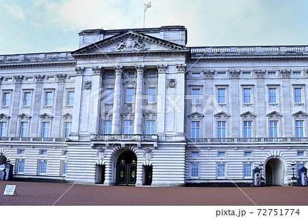 英国女王旗はためくバッキンガム宮殿 72751774
