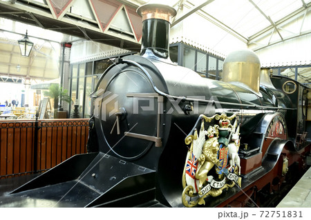イギリス王室の紋章がついた蒸気機関車の写真素材