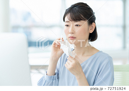 オフィスでマスクのため肌荒れを気にする女性 オフィスでマスクのため肌荒れを気にする女性 72751924