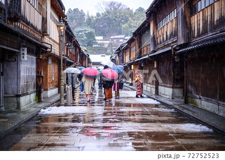 雪が降るひがし茶屋街と着物姿 72752523