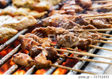 炭火バーベキューの串焼き 72752835
