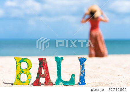 バリ島の海と旅行者の女性 バリ島の海と旅行者の女性 72752862