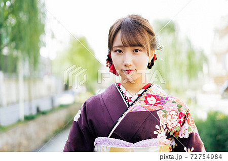 着物(振袖)の女性と京都の街並み 着物(振袖)の女性と京都の街並み 72754984