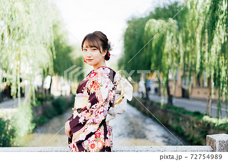 着物（振袖）の女性と京都の街並み　 72754989