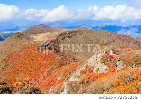 紅葉した大船山とくじゅう連山　大分県玖珠郡 72755258