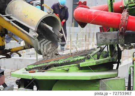 生コンを圧送するための作業 72755967