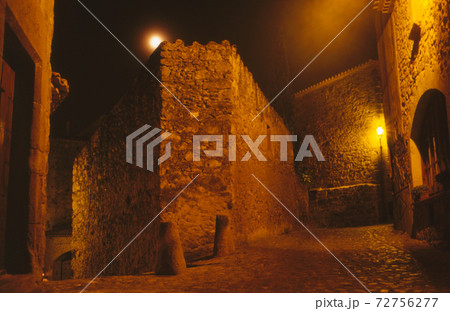 カタルーニャ地方の田舎町 夜景 カタルーニャ地方の田舎町 夜景 72756277