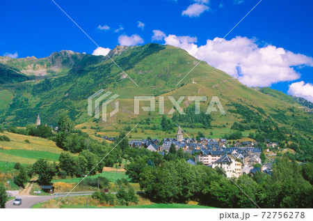 ピレネー　アランの谷　カタルーニャ地方の村 72756278
