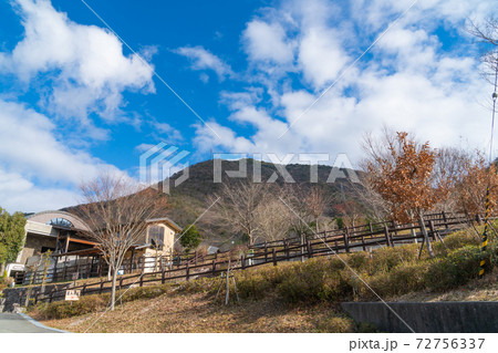 陶の郷から見た虚空蔵山（兵庫県丹波篠山市） 72756337