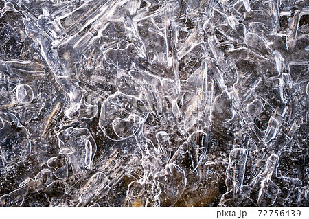 凍った川 凍った川 72756439