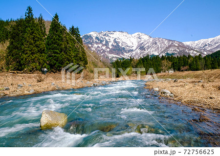 八海山と雪解けの流れ 72756625