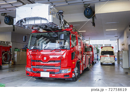 待機する消防車 消防車 緊急車両 はしご車の写真素材