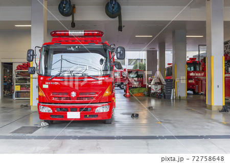 待機する消防車　消防車　緊急車両 72758648
