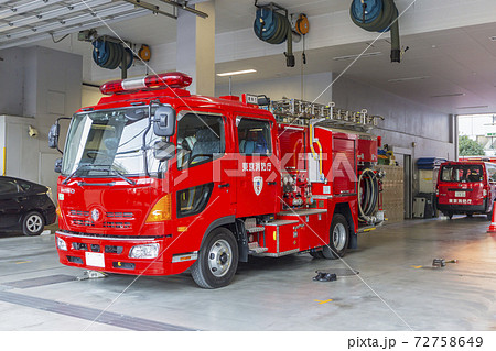 待機する消防車　消防車　緊急車両 72758649