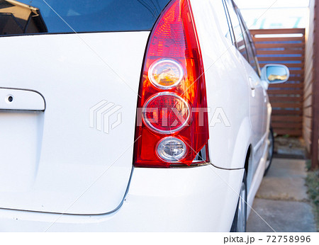 割れたテールランプ 72758996